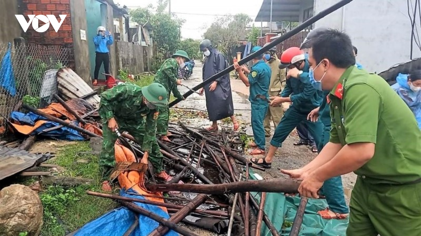 Hàng trăm cán bộ, chiến sĩ giúp dân sửa chữa nhà cửa bị lốc xoáy